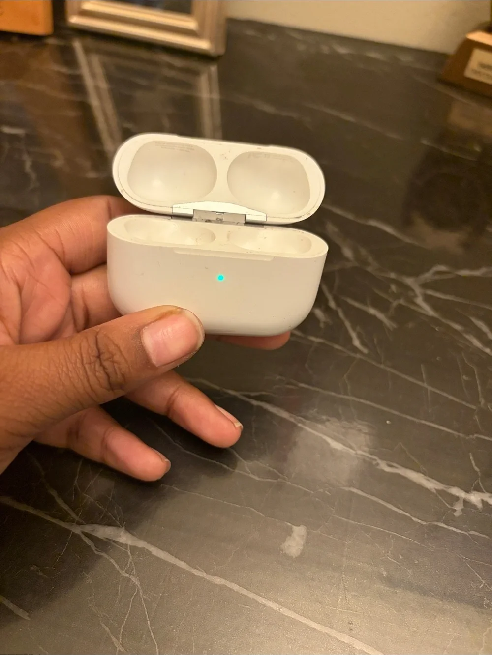 Apple White Wireless Earbuds Charging Case